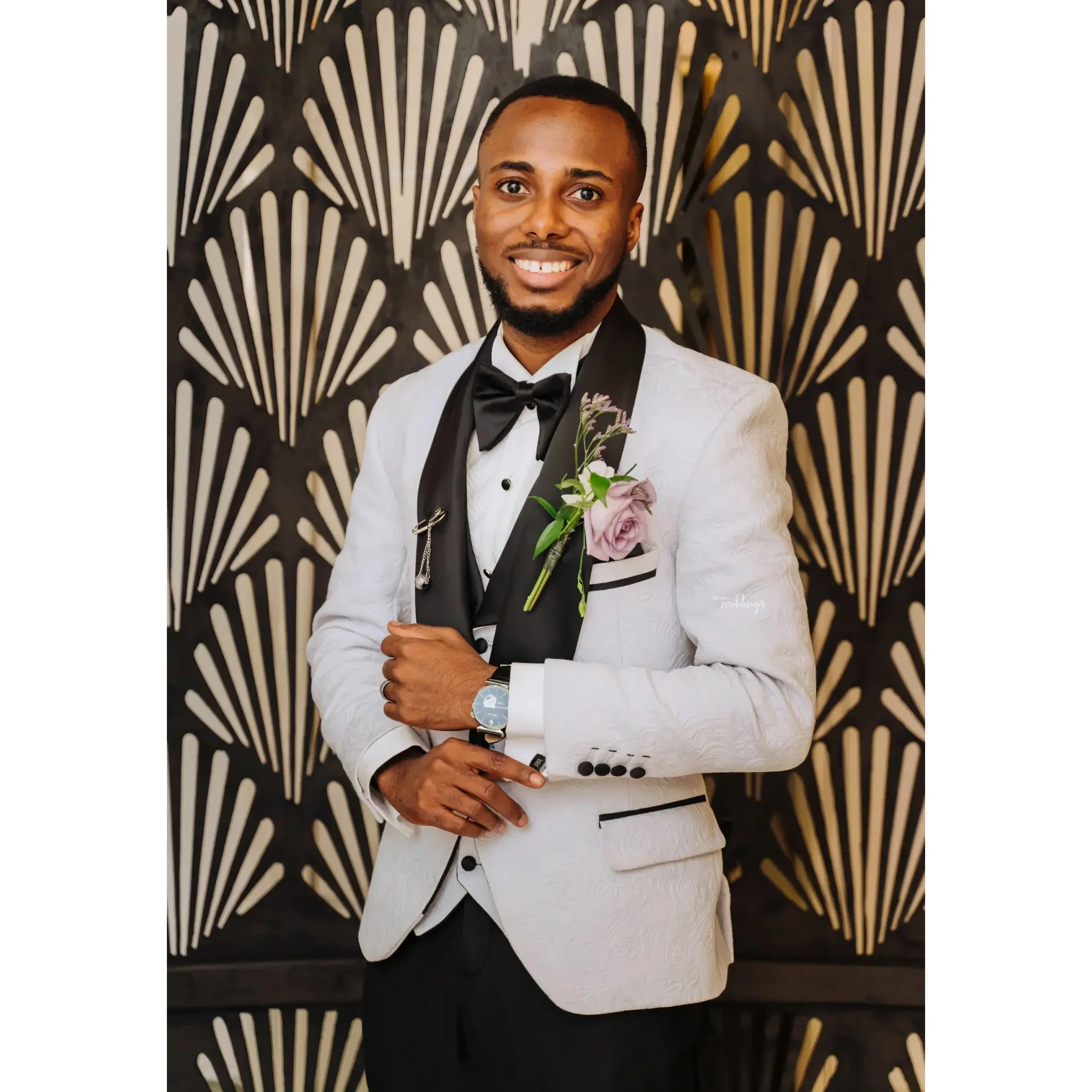 

Свадебные Мужские костюмы, белая жаккардовая ткань, Черная шаль с отворотом, элегантный жакет, брюки, жилет, приталенный силуэт, для жениха