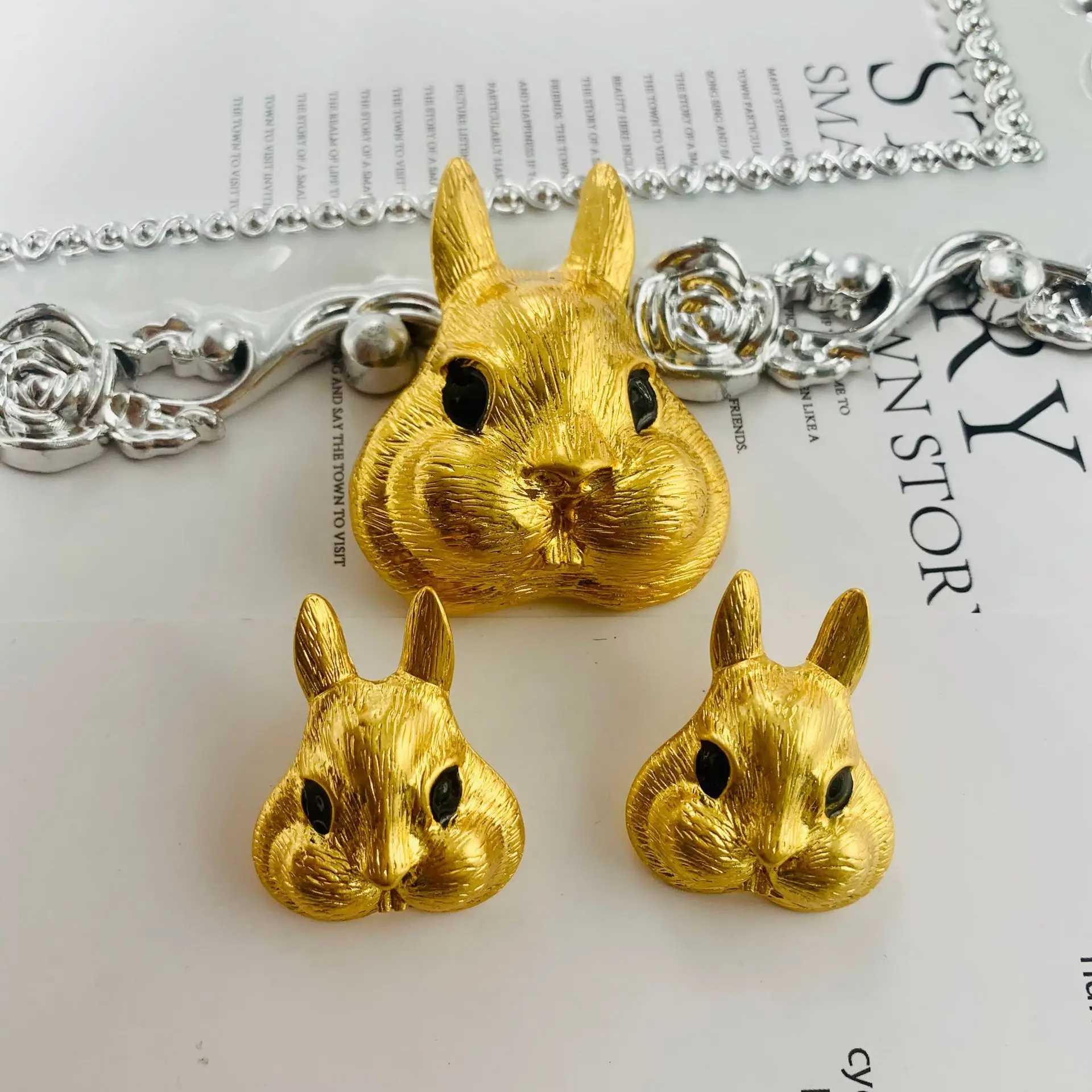

Medieval vintage Western vintage old rabbit head earrings