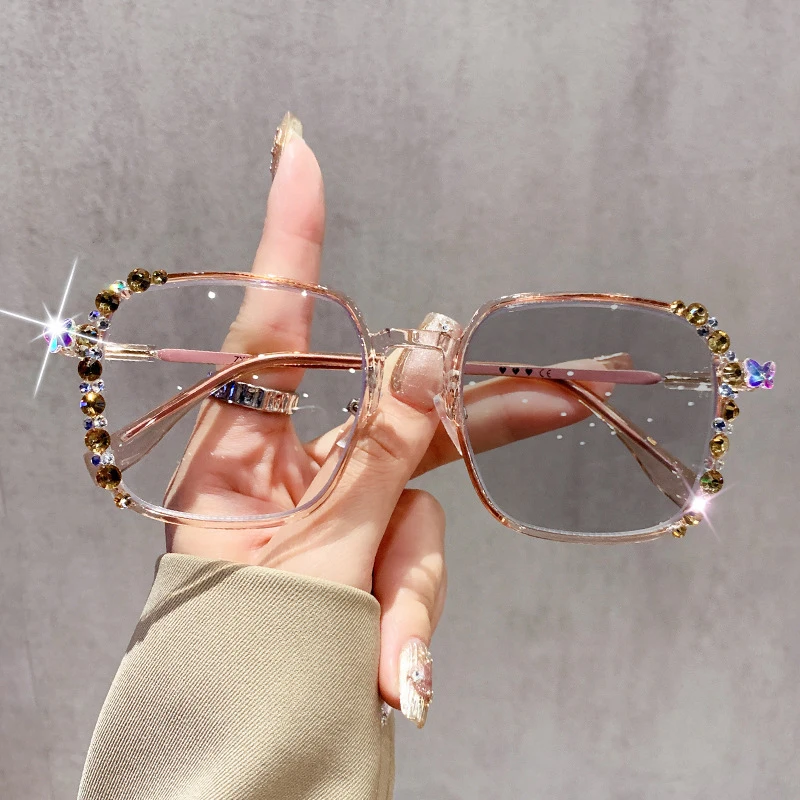 Elegant Photochromic Glasses with Color-Changing Lenses for a Sophisticated Style