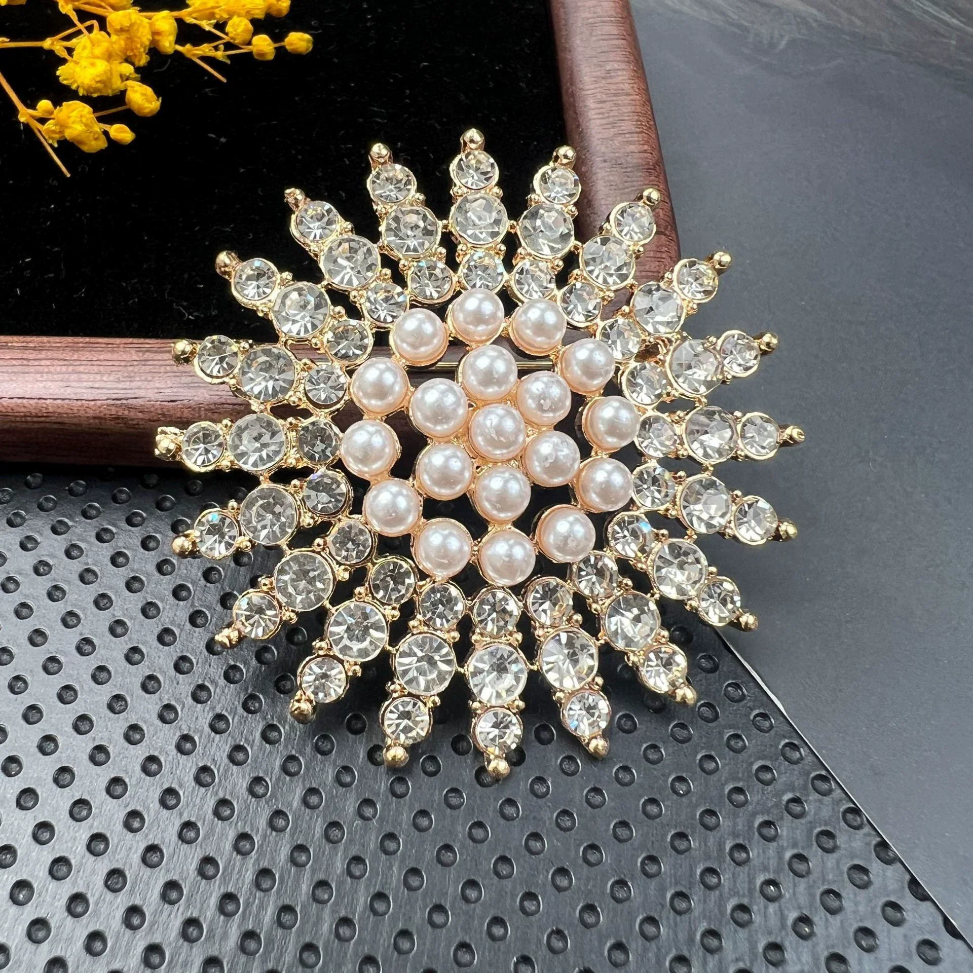 Fashion Sunflower Brooches for Women Elegant Luxury Rhinestones Imitation Pearl Flower Brooch Pins Party Clothing Jewelry Gifts