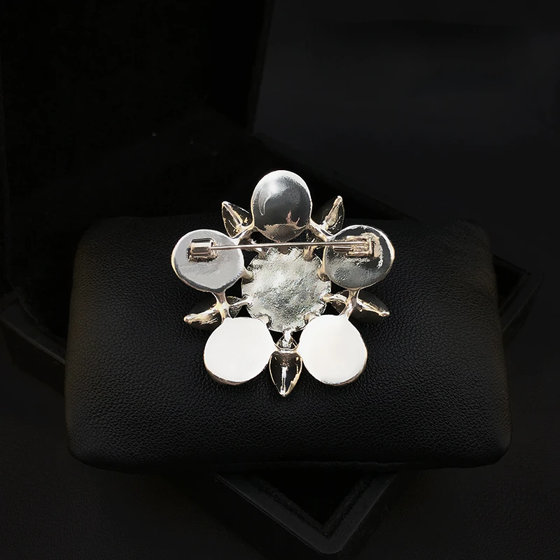 Court Retro Elegant Flower Brooch Women's Exquisite High-End Round Versatile Corsage Luxury Accessories Enamel Pins Jewelry Gift