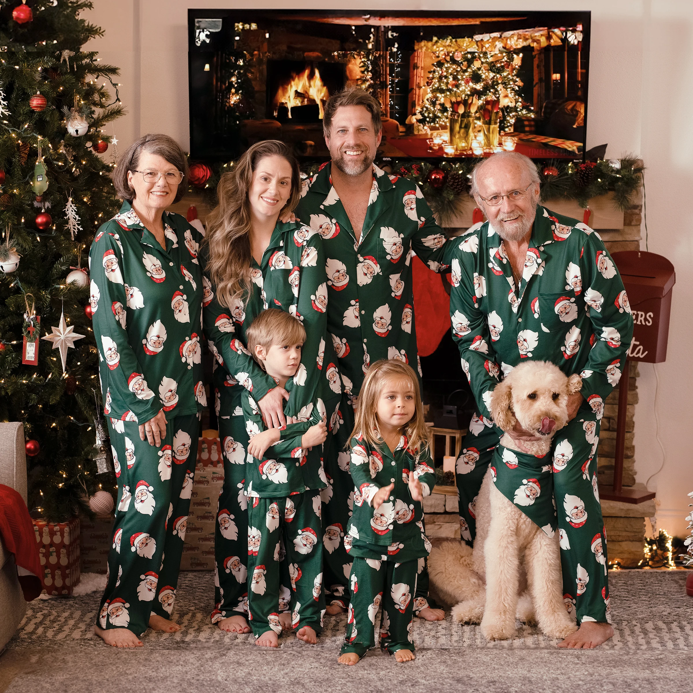 thumbnail image 2 of Conjunto de pijama familiar a juego con estampado de Papá Noel en verde oscuro con solapa, cordón y bolsillos de PatPat, 2 of 5