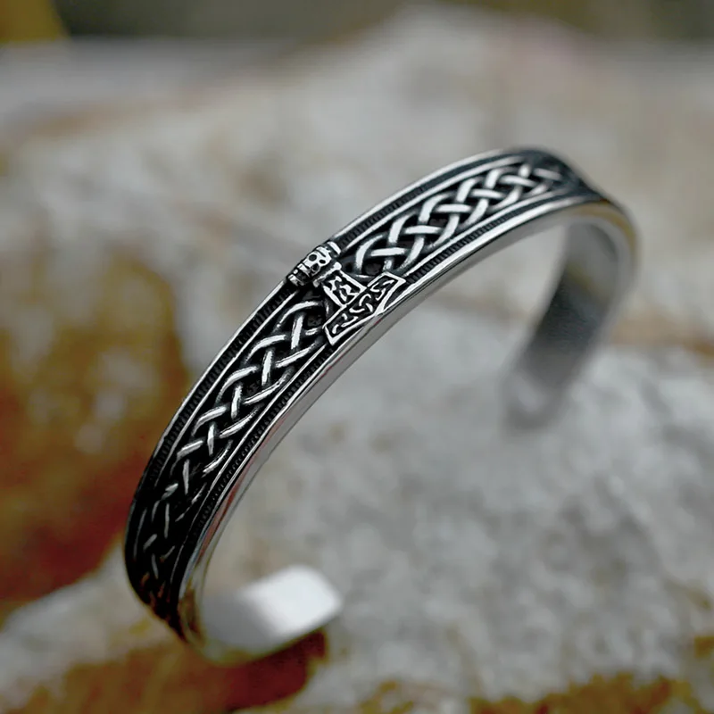 Bracelet en acier au titane pour homme, amulette runes vikings, mythe nordique, marteau de Thor, bijoux, nouvelle mode, BE16-2023