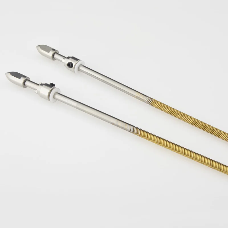 Arbre flexible pour bateau RC 400mm posé sur fond neutre, câble d'hélice visible avec écrou et joint.