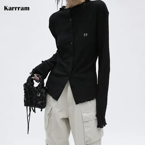 타임리스하고 시크한 Karrram 야마모토 스타일 블랙 셔츠: 당신의 옷장에 반드시 있어야 할 고딕 블라우스 추천