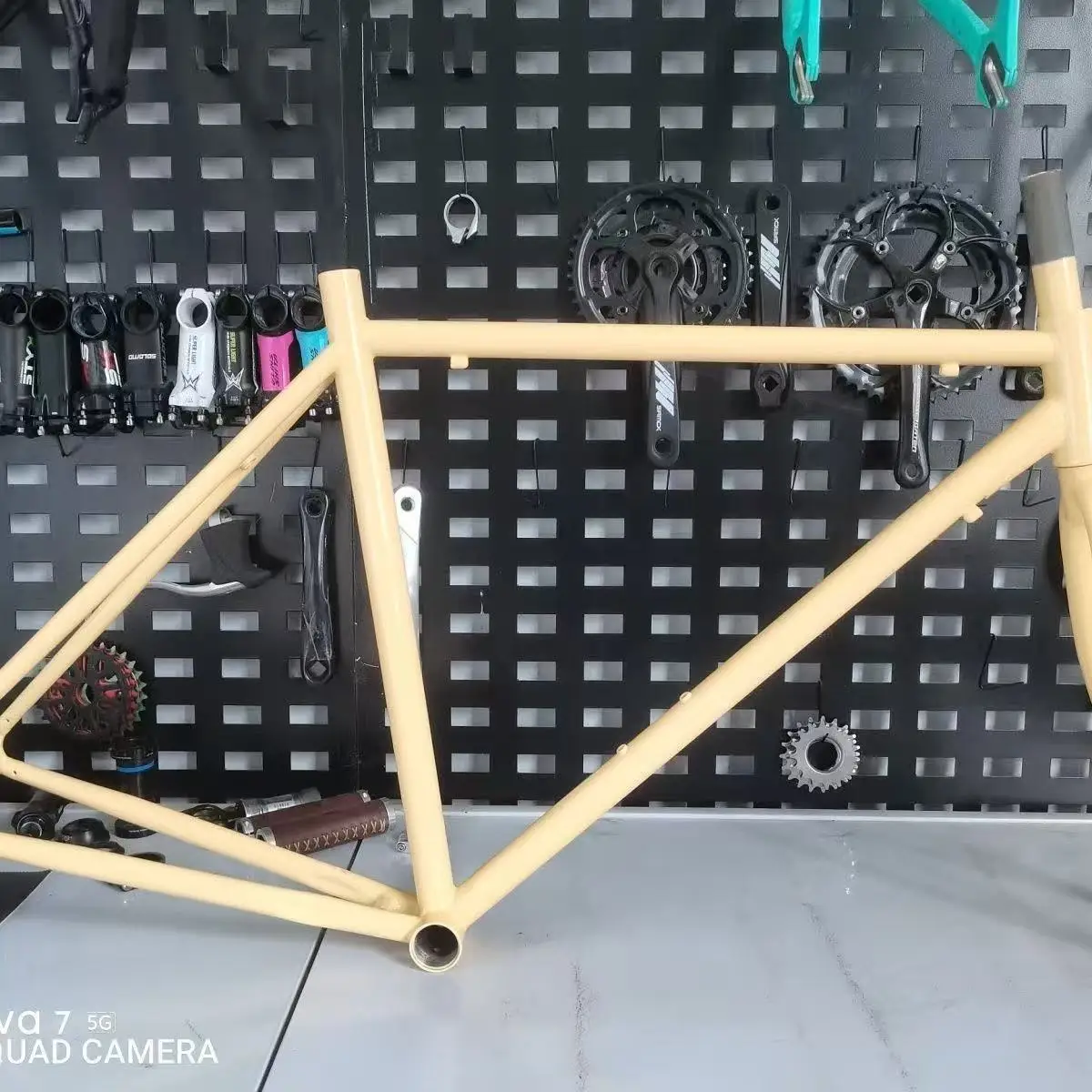 700C 높이 52CM 고속도로 자전거 프레임은 몰리브덴 강재로 제작되었습니다. 브레이크 링 프레임 무게 2500G 프론트 포크 무게 900G