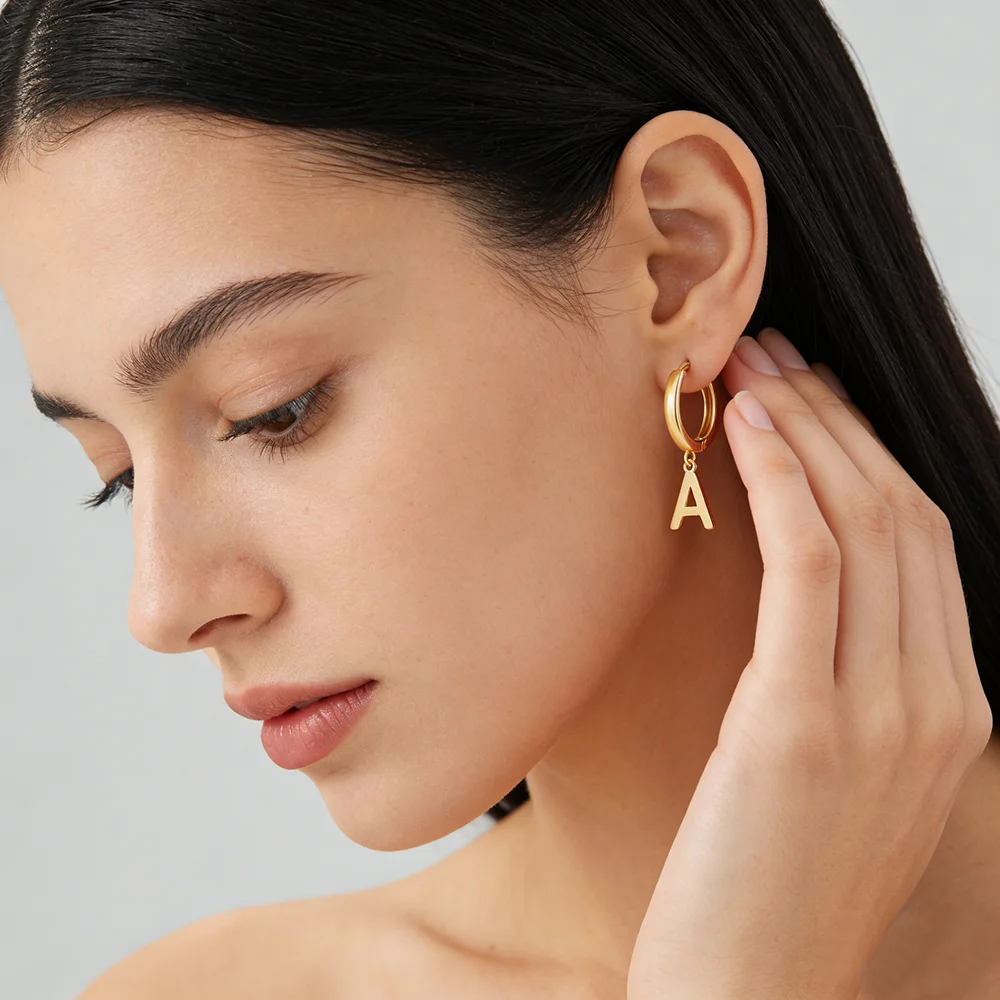 Initial-Ohrringe für Damen, goldene Farbe, Buchstaben-Tropfen-Creolen für Damen, französische glänzende Initial-Creolen, Schmuck im Großhandel