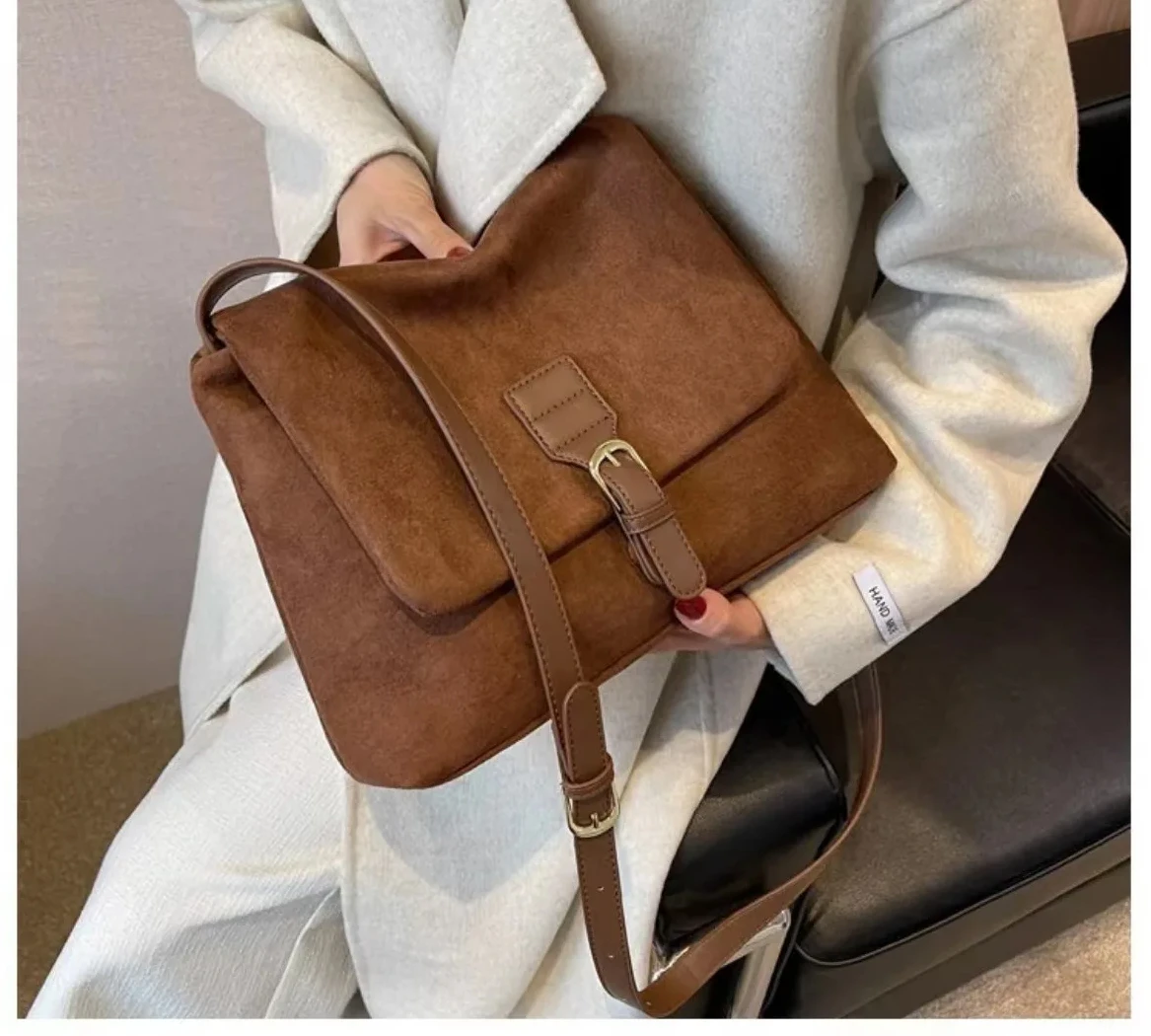 

The Korean version of the new college style women's bag has a retro style suede single shoulder underarm bag that is versatile a