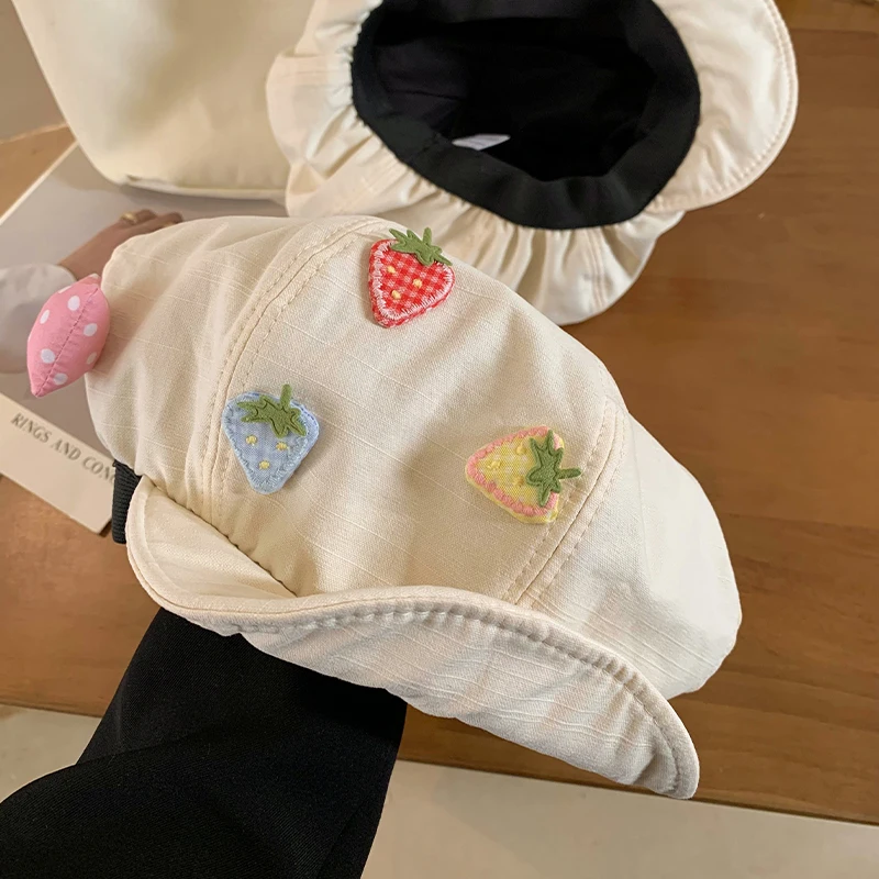 여성용 달콤한 딸기 디자인 레트로 짧은 챙 뉴스보이 모자, 용수철 및 여름 캐주얼, 다목적 자외선 차단 클라우드 베레모