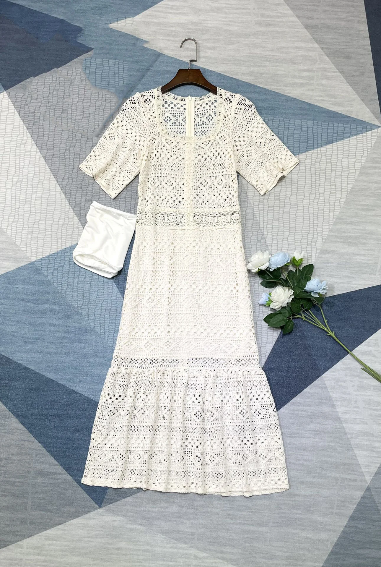 

2023 New dress, hollow out water soluble lace gown! Go with the chest! French, figure-showing, lotus leaf fishtail hemline