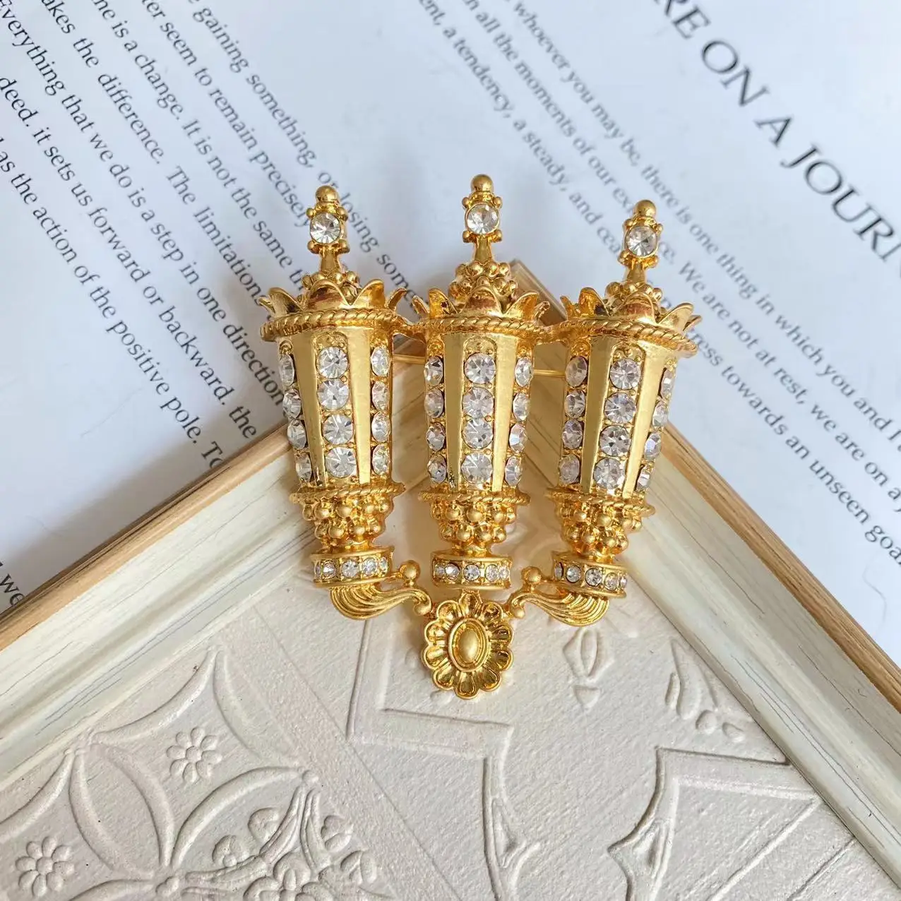 

New Fashion Vintage Zircon Inlaid Elegant Gold Plated Light Luxury Brooch For Women Jewelry