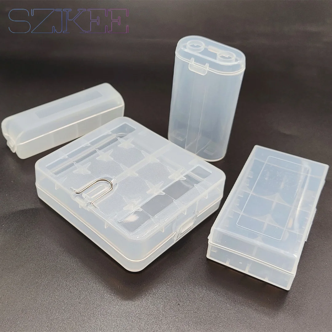 Étui rigide en plastique transparent contenant une batterie 18650, avec fermeture sécurisée visible.