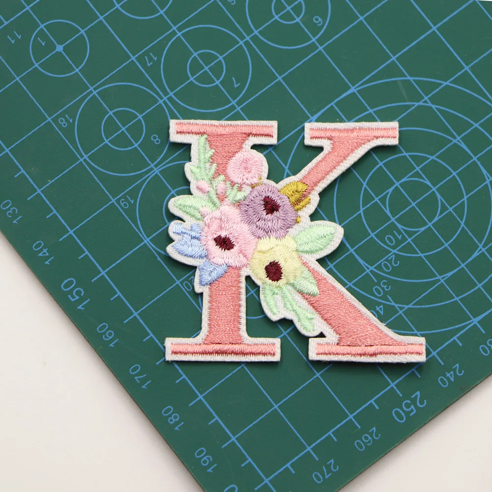 1PC Rosa Blume Brief Stickerei Patches Eisen Auf Buchstaben Patch A-Z Nähen Auf Gestickte Patches Für Kleidung Name logo Diy – Detail 16