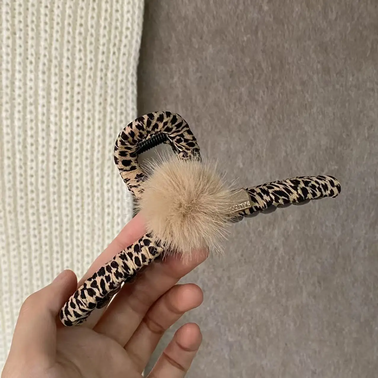 1PC Leopard Print Hair Claw Clip, Furry Pom, Large Non - Slip Hair Clip For Women, Trendy Y2K Hair Accessories For Daily Wear