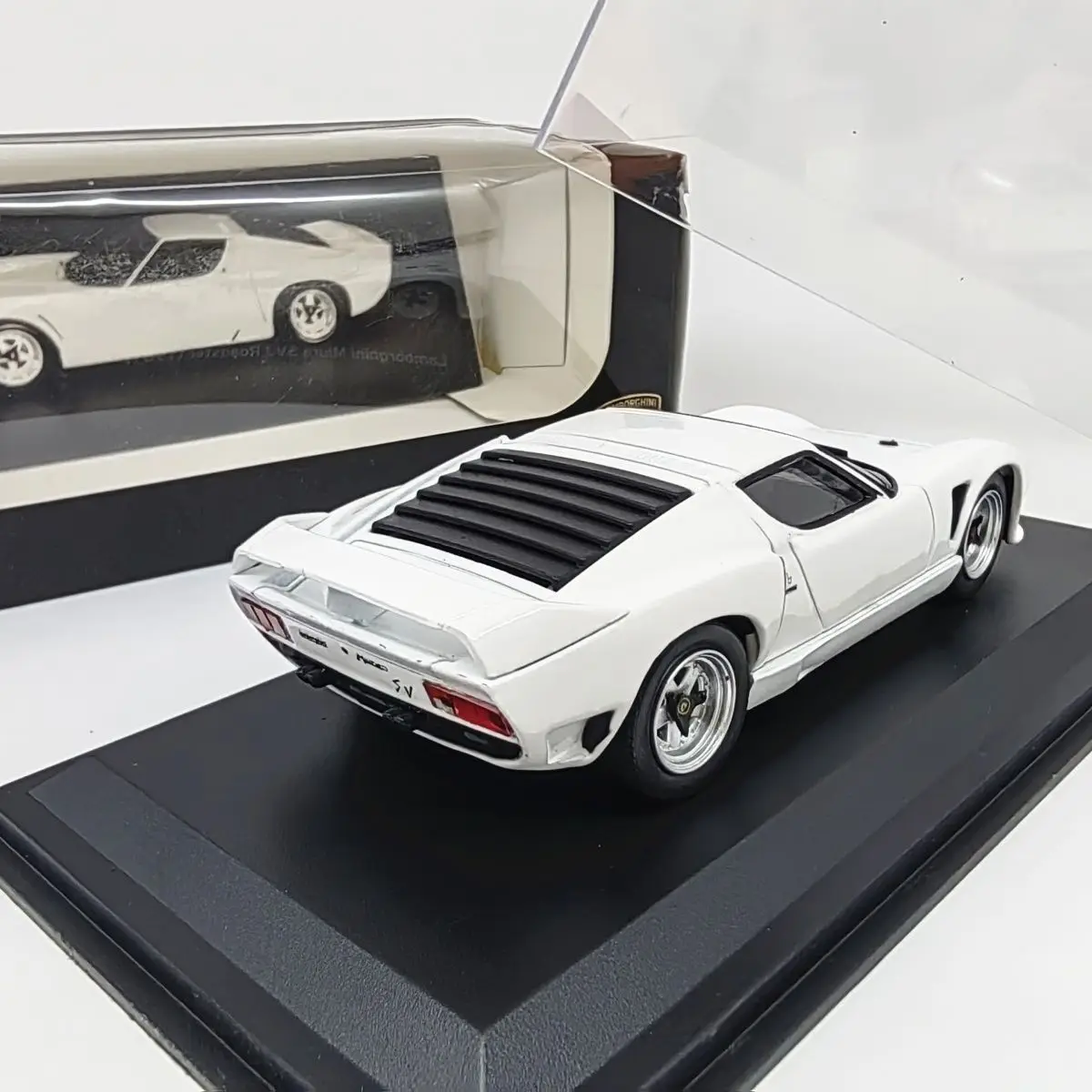 402-437 1/43 ランボルギーニ Miura SVJ Roadster The 1/43 Lamborghini Miura SVJ Roadster from Looksmart, a