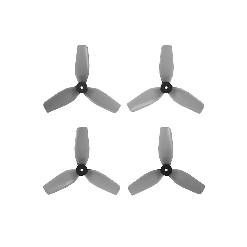 Gros plan sur une hélice de course 2 pouces 3 lames PC pour drone BetaFPV Defender 20 Lite, montrant les pales en polycarbonate.