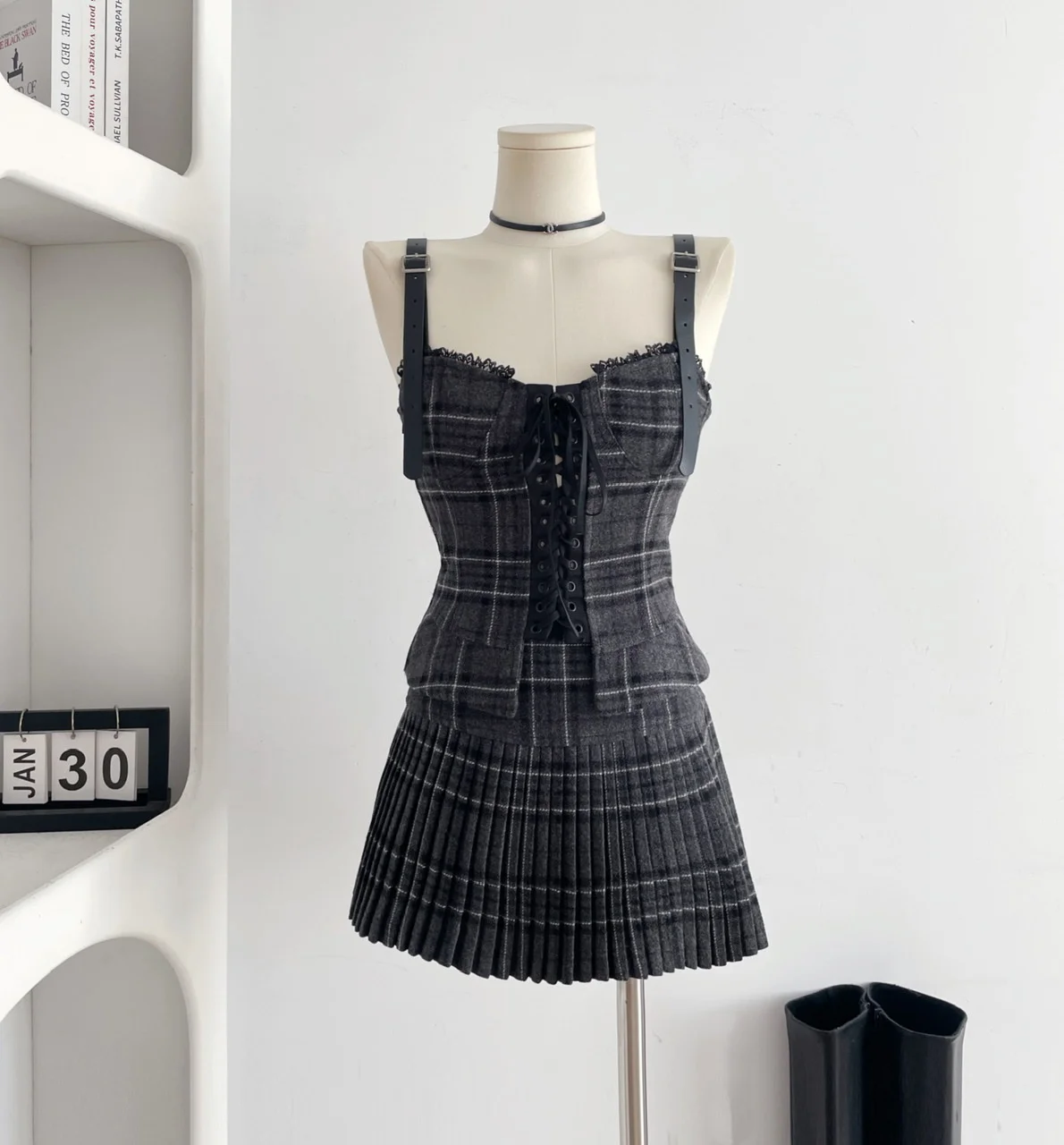 Conjunto de 3 piezas estilo retro coreano de otoño para mujer, camisa blanca, chaleco de tirantes y falda plisada, diseño de estilo universitario, moda Y2K.