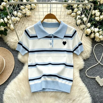 Maglione a Collo Polo a Righe per Donna, Blu e Bianco con Ricamo Cuore Nero, Manica Corta, Elasticizzato e Aderente