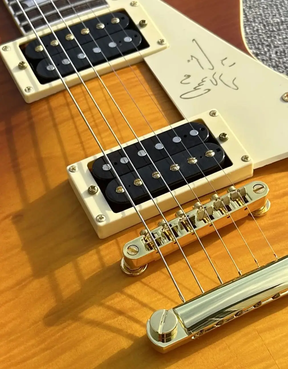 

Электрогитара под заказ, красный логотип и обмотка корпуса, матовый, черный картридж EMG, фотовспышка