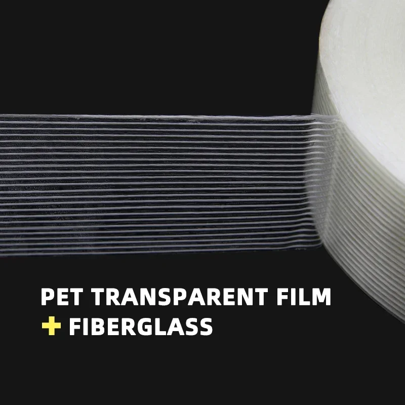 Utilisation du ruban adhésif double face 50 mètres pour fixer une pièce en plastique sur un modèle réduit, parfait pour le modélisme.