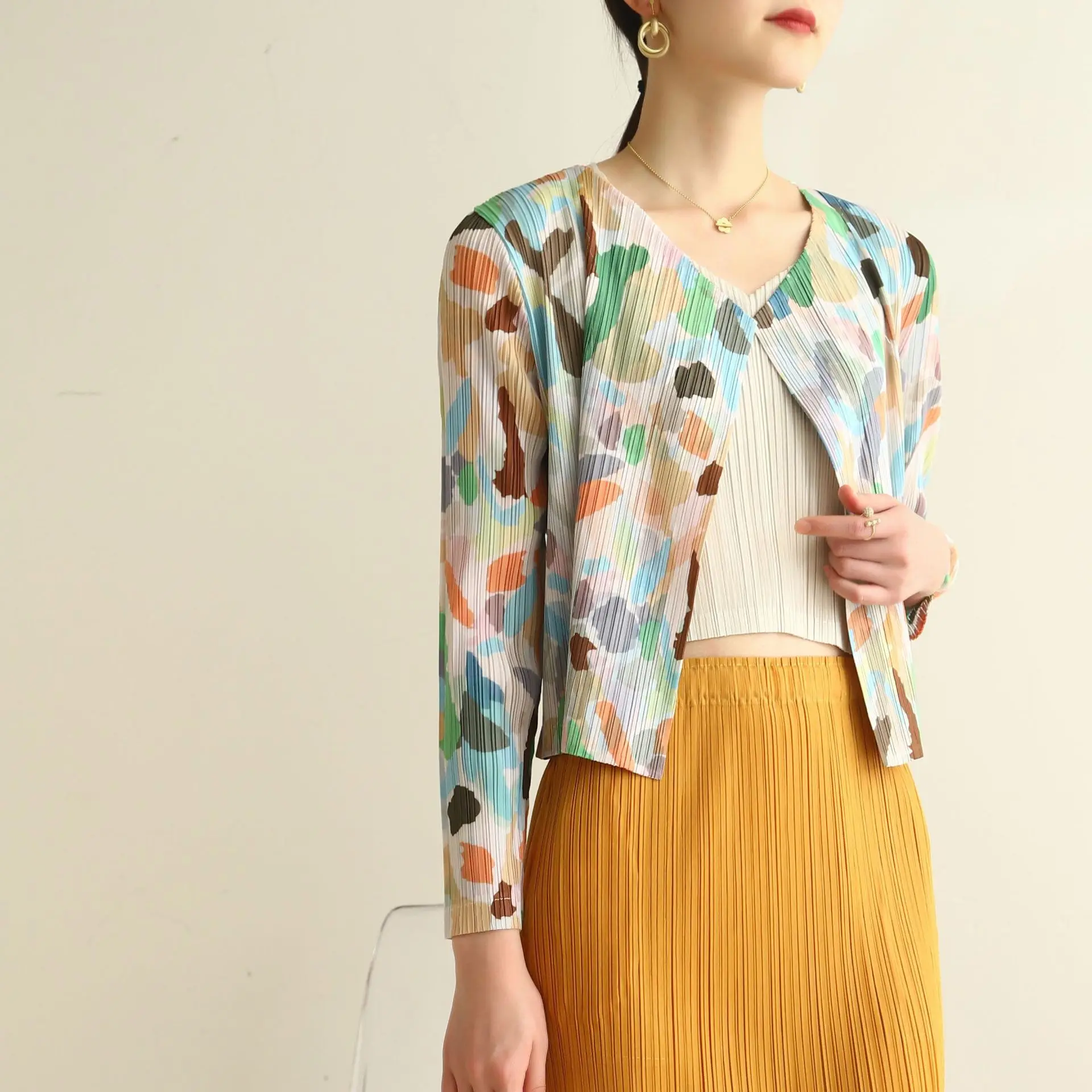 

Новинка осень-весна 2022, женские пальто с принтом, модный высокоэластичный Универсальный Повседневный короткий кардиган miяка со складками, куртка