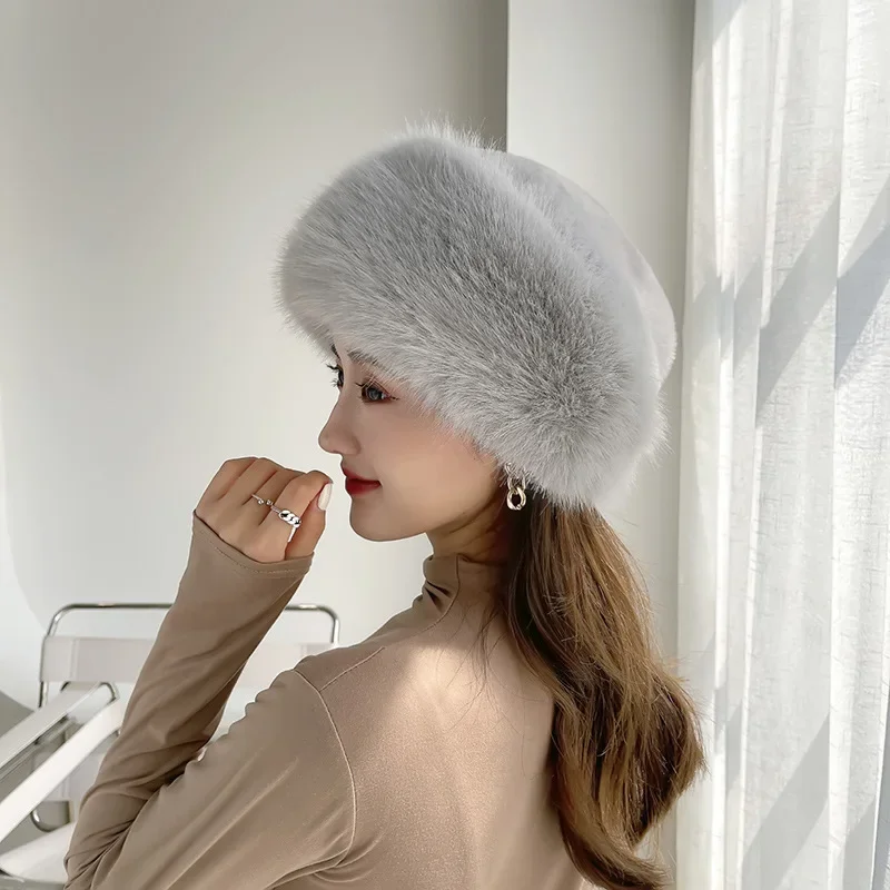 

Женский теплый берет из искусственного меха