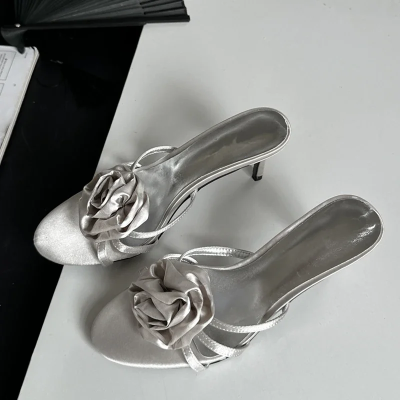 

Летние модные женские тапочки с цветами на тонком низком каблуке, узкие ремешки, Женская фотообувь