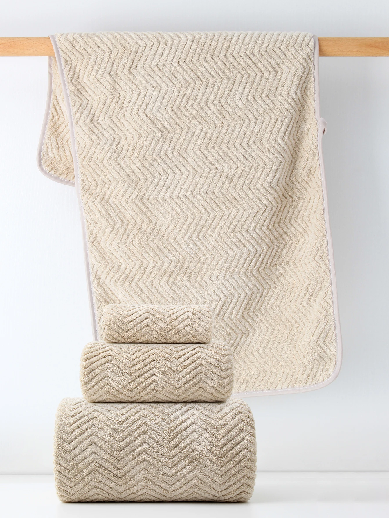 Description Picture 5 of item8-Piece Set [4 Square Towels + 2 Towels + 2 Bath Towels] Coral Velvet Foldable Combination Set, Can Be Used for Bathroom, Bedroom, Hotel, Outing and Other Places