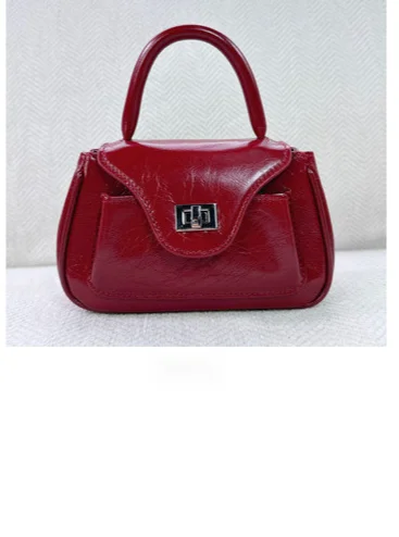 2024 Nieuwe Koreaanse niche-ontwerp hoofdlaag oliewas koeienhuid draagbare crossbody tas, schouder crossbody, eenvoudig en casual_voghion.com