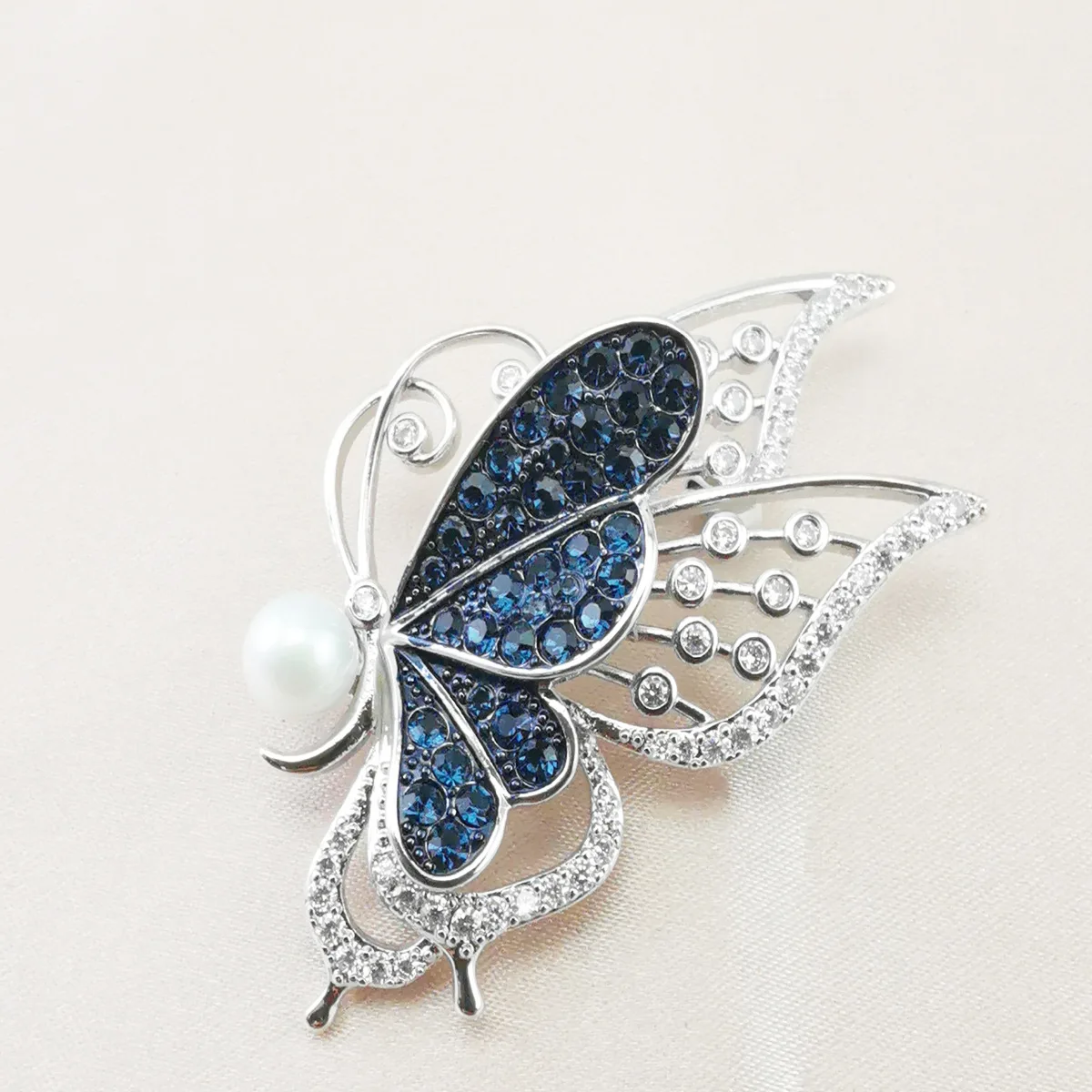 

Autumn and winter new high quality copper plated natural pearl butterfly brooch for women