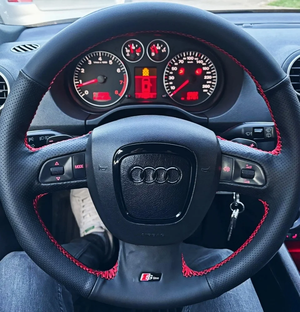 Maßgeschneiderte Auto-Lenkradabdeckung, Handnähen, Mikrofaser-Leder, für Audi A3 (8P) A4 (B8) A5 A8 A8L Q7 RS4 S4 S5 S6 S8 2007 – Detail 1