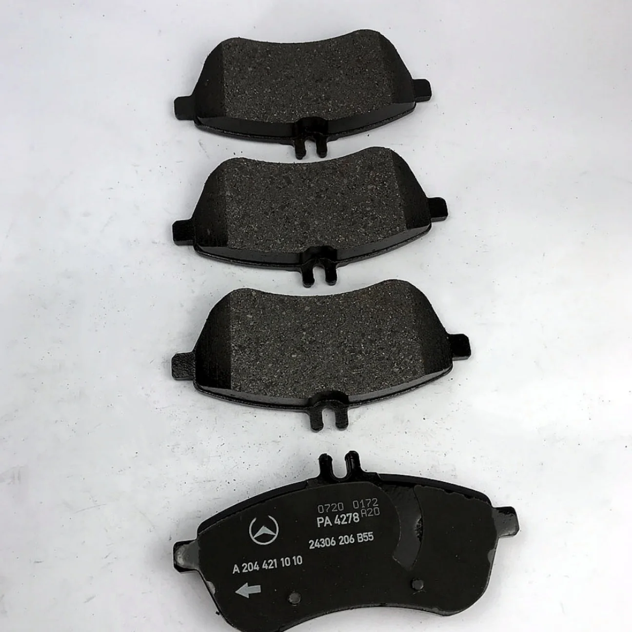 A0064207120 Brake Pads for Mercedes Benz C200 C220 C300 E200 E220 E250 E350 A0004200305 A0074209220 A0054201520 New Original