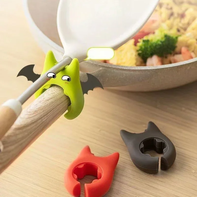 1PC Silicone Anti-overflow Pot Lid Clip Anti-scalding Spoon Holder Support Rack Kitchen Gadgets Universal Spatula Bracket Clip kitchen utensil holder kitchen accessories kitchen organizer kitchen tool silicone kitchen holder kitchen anti scald holder pot lid holder kitchen holder clip
