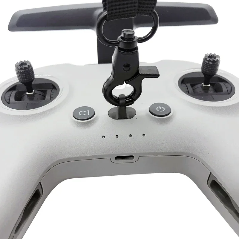 Achetez une sangle de cou pour télécommande DJI Phantom et Inspire 1 : confort et robustesse, portée par un utilisateur.