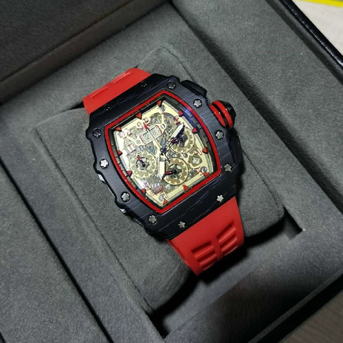 Рисунок 4 - Мужские кварцевые часы с бриллиантами