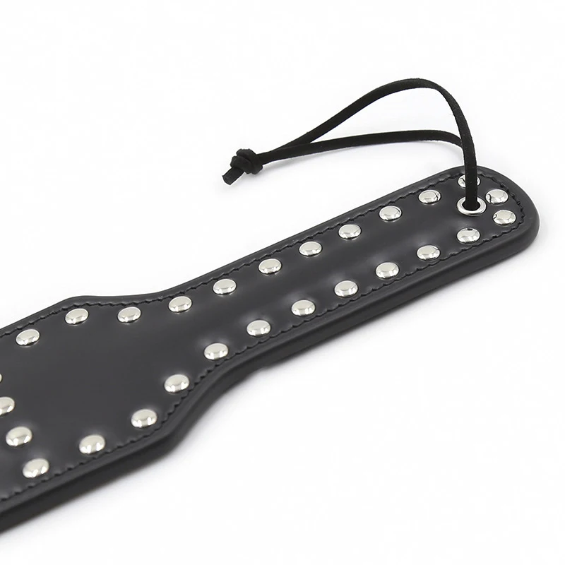 31.5CM Cusp PU Leather Flog Spank Paddle Horse Whip Rivet Beat Submissive for Horse Training Riding bat