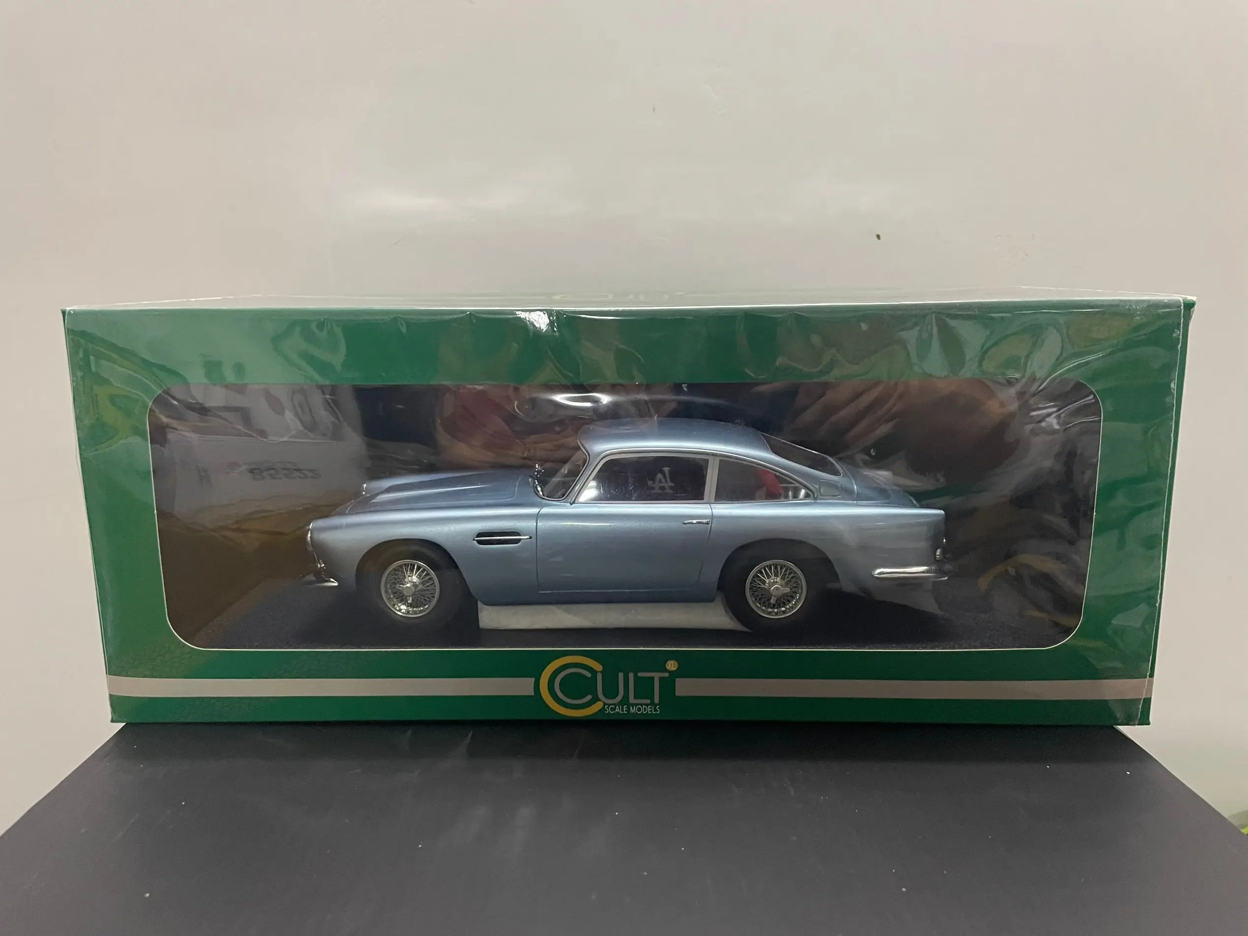 

Cult Models! 1:18 Scale Resin Model Car DB4 Blue Metallic New Box