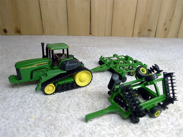 Diecast Alloy 1:64 Deere Crawler Tractor Farm Set Model Sand