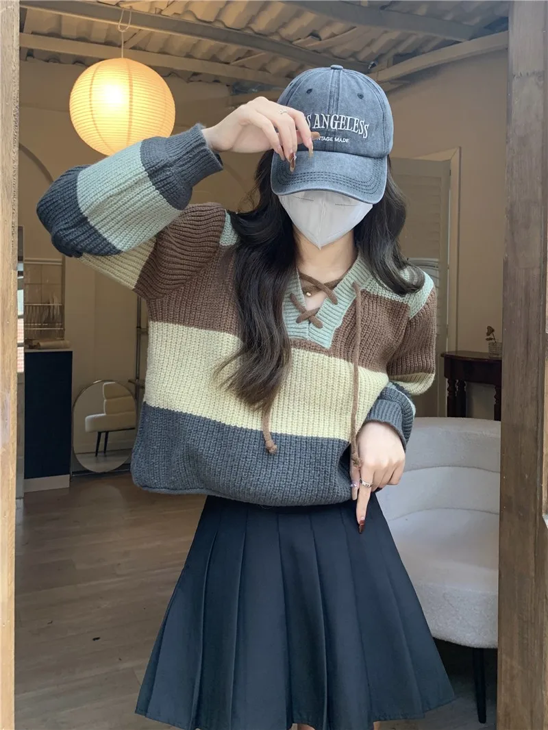 

GUUZYUVIZ Женский короткий свитер в контрастную полоску с V-образным вырезом и длинными рукавами