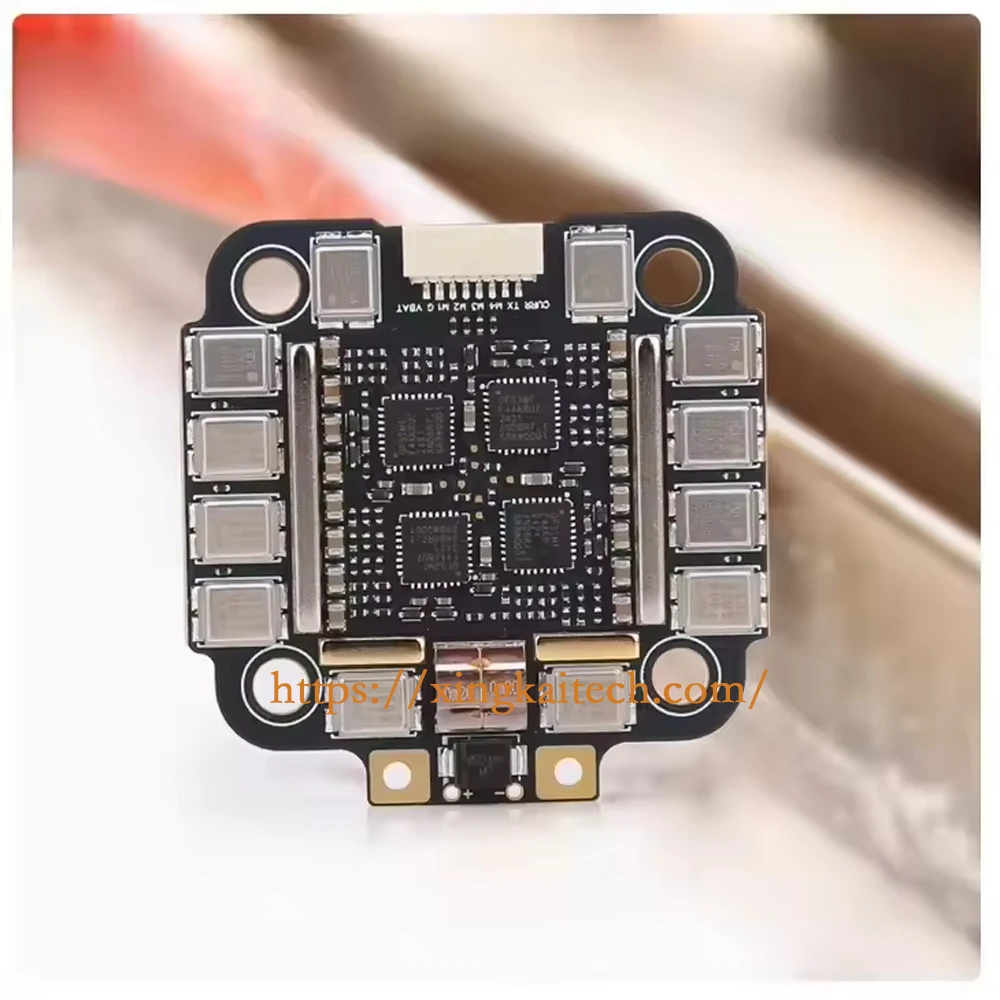 Installation du stack FPV QF32F4AK8U7 avec ESC 4 en 1 75A dans un châssis de drone, vue latérale.