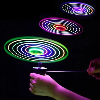 Giocattolo Volante Luminoso per Bambini con Elica, Disco Volante a LED, Giocattolo UFO con Corda, Trottola, Gioco Sportivo da Esterno, Regalo Caldo