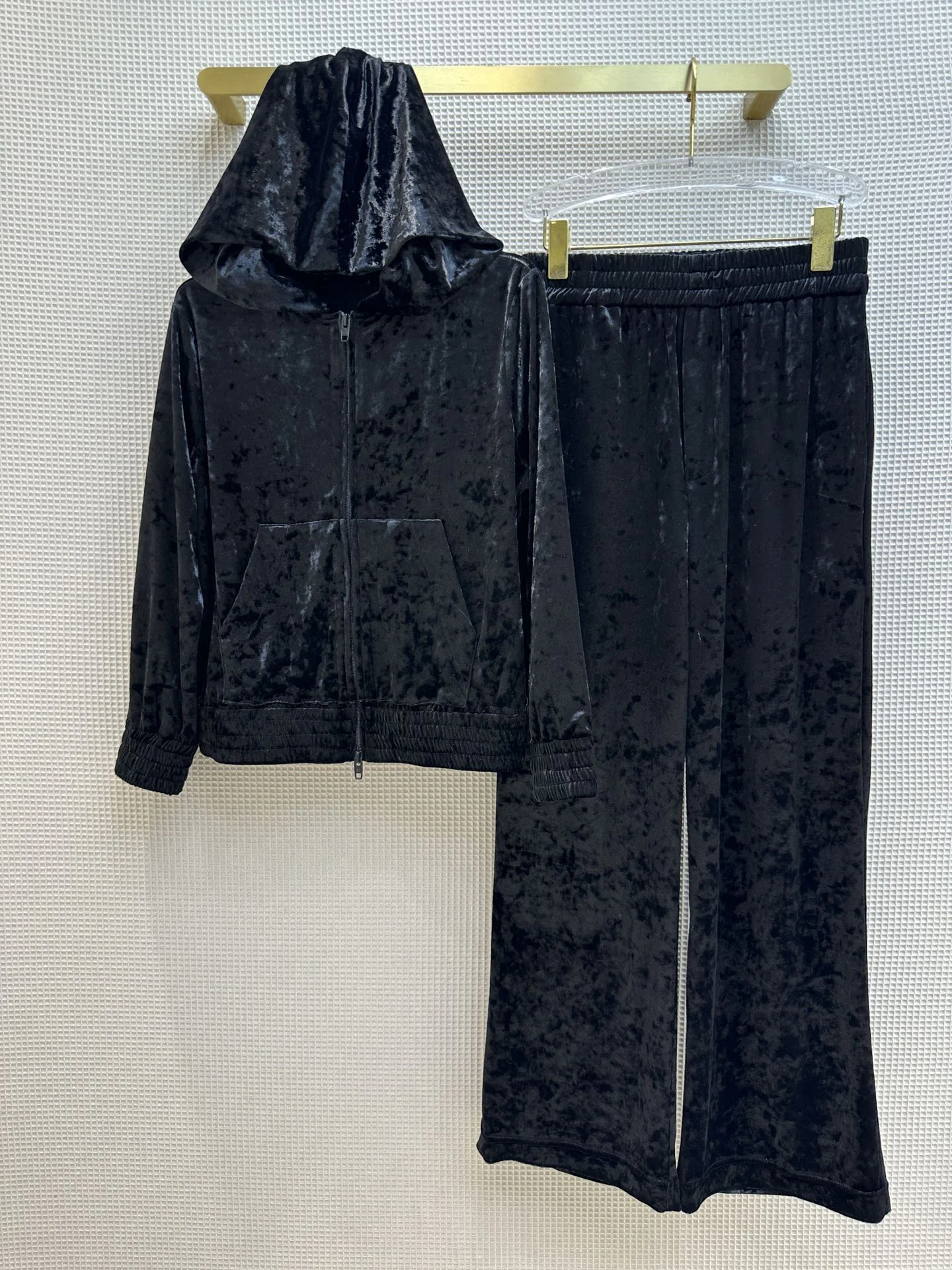 

The new hooded velvet suit for early spring is so colorful it's rare to see a zip-up paired with slacks