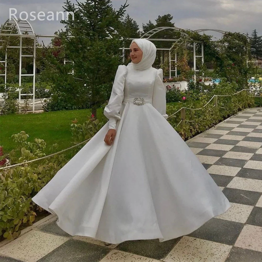 

Muslim Ivory High Collar Wedding Dresses 2023 New Design Belt Satin Brideing Gown Full Floor Length Brush Train robe de mariée