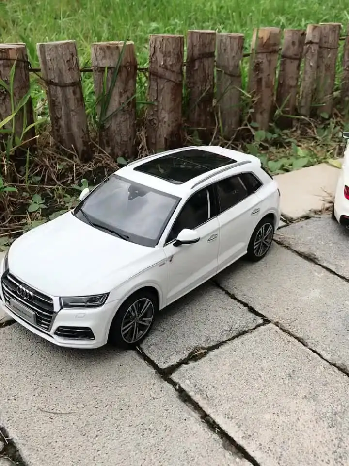 1:18 Q5 SUV Alloy Off-Road Vehicle Scale Car Model Diecast Metal