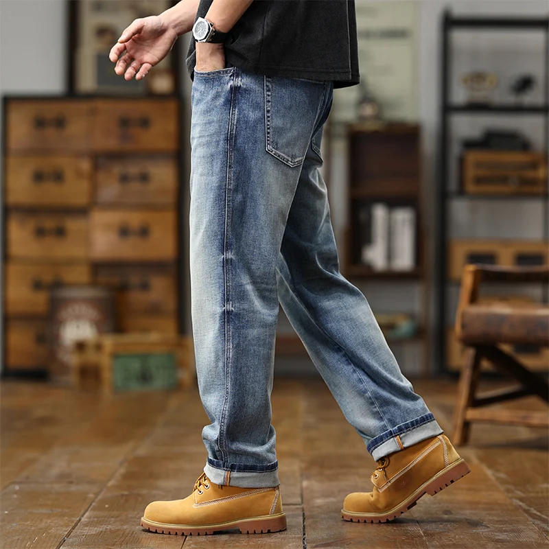 Jeans amples en denim clair avec une coupe décontractée et des bas de manche retroussés, dans un style à jambe large.
