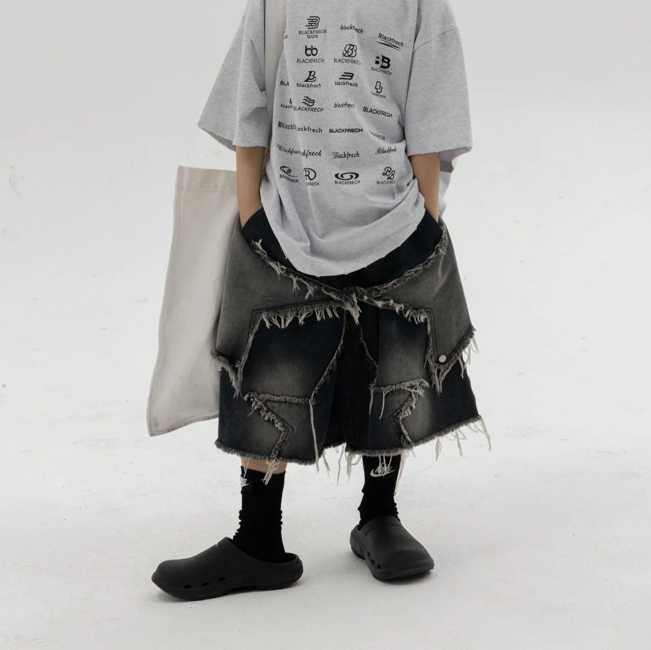 

Джинсовые шорты для мальчиков, свободные однотонные шорты из денима в Корейском стиле, универсальные модные индивидуальные шорты, одежда для детей, лето 2024