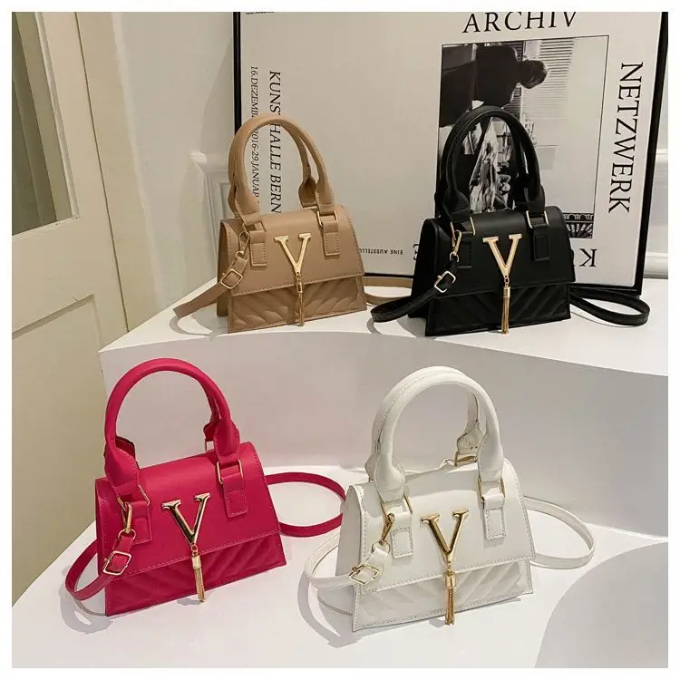 

Small Handheld Women's Bag 2024 New High end Fashion Tassel Shoulder Bag Trendy Commuter Crossbody Small Square Bag