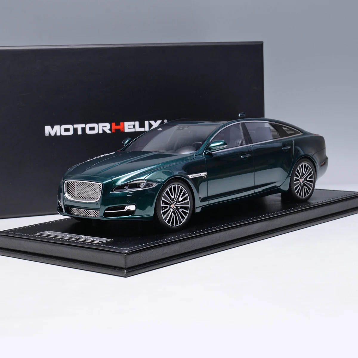 

Resin 1:18 Scale JAGUAR XJL Limited Edition Cars Model Adult Toys Classics Nostalgia Souvenir Ornaments Gifts Static Display