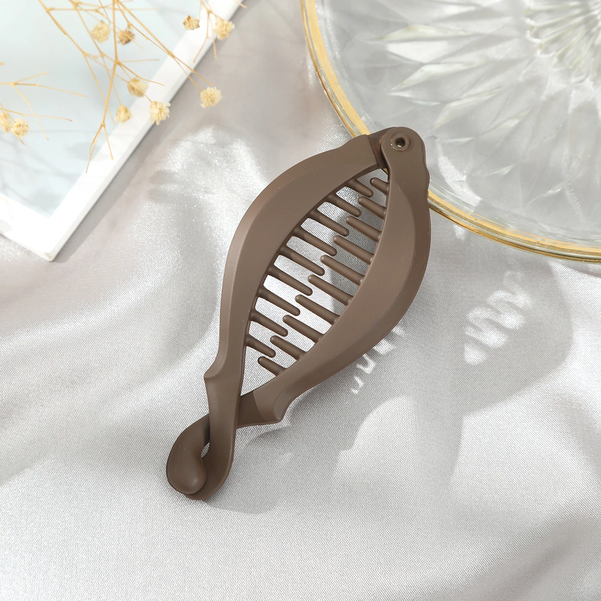 New Fashion Banana Shape Hair Clip Solid Color Fish Clip Hairpins Hair Accessories for Women Hair Clip Clamp Hair Accessories