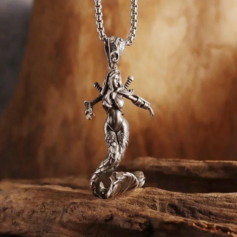 Collana con ciondolo a forma di croce con teschio / Collana gotica in acciaio inossidabile / Gioiello rock punk / Regalo per lui / Ciondolo da uomo importante - Italia